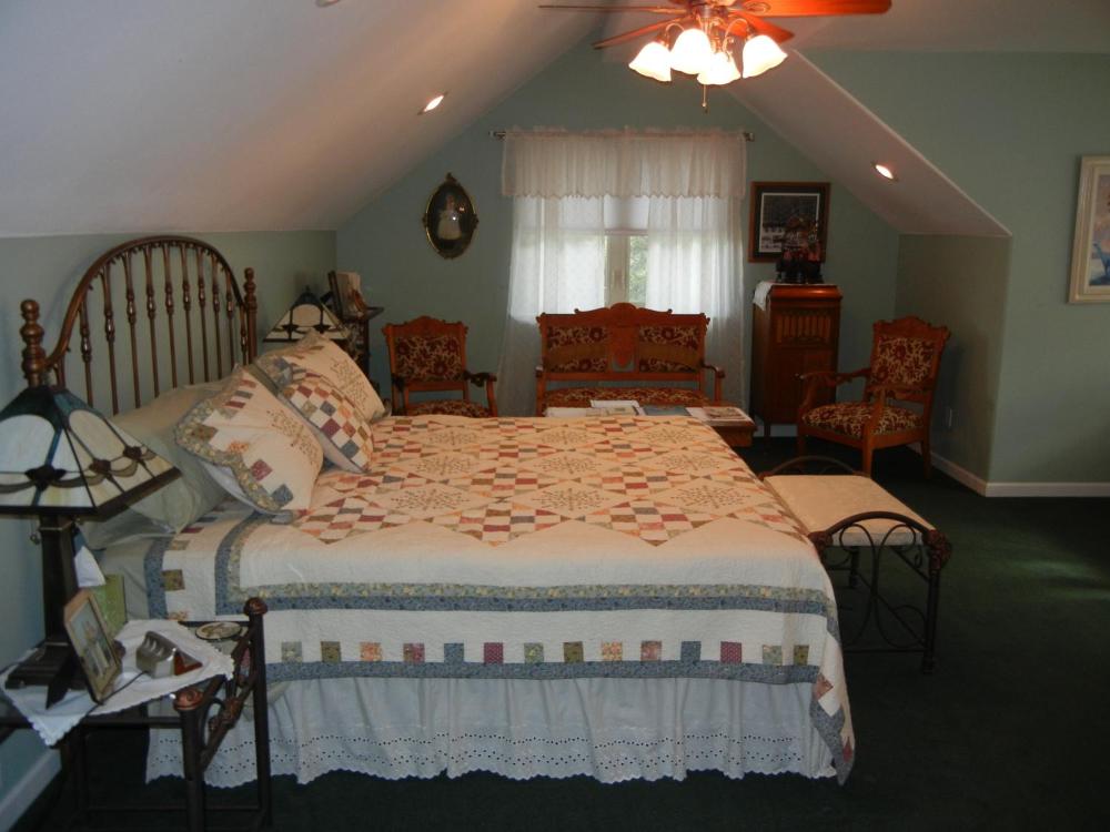 Deluxe Family Room interior